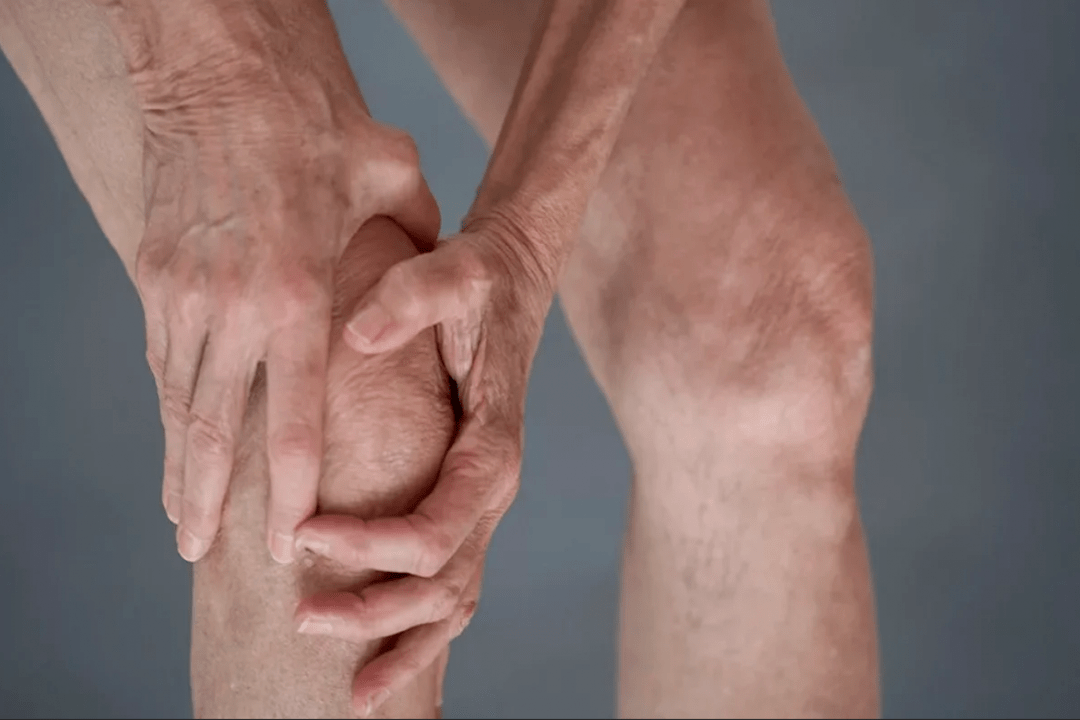 Il dolore alle articolazioni può essere la causa dell'osteoartrite o dell'artrite
