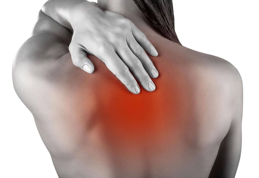 Dolore alla schiena nella zona della scapola causato da malattia o infortunio