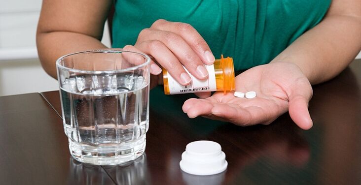 Assunzione di compresse per alleviare il mal di schiena